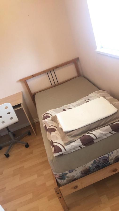 בורנבי Vancouver Backpacker House - 10 Min Walk To Metrotown Skytrain Station מראה חיצוני תמונה