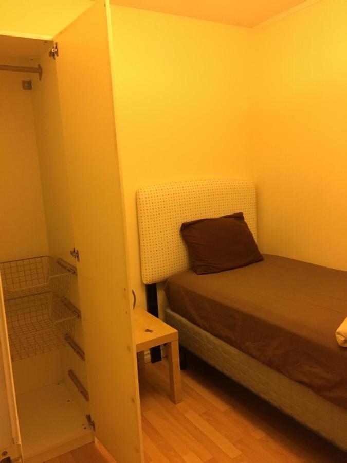 בורנבי Vancouver Backpacker House - 10 Min Walk To Metrotown Skytrain Station מראה חיצוני תמונה